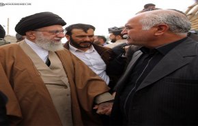 گفتگوی رهبر انقلاب با یکی از حادثه‌دیدگان روستای قلعه‌ی بهادری کرمانشاه