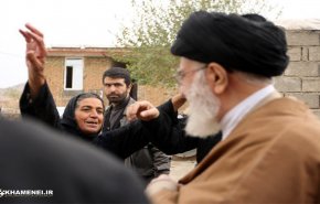 استقبال اهالی روستای زلزله‌زده‌ی سراب ذهاب کرمانشاه از رهبر انقلاب