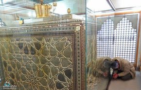 تصویری دیده نشده ازسردار حاج قاسم سلیمانی در ضریح مطهر حضرت زینب (س)