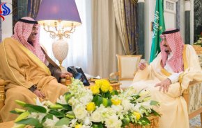 الملك السعودي يتسلم رسالة من أمير الكويت