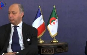 شاهد.. لوران فابيوس يغط بنوم عميق بمؤتمر دولي في الجزائر!