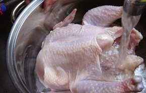 هذه هي الطريقة الصحيحة لتنظيف الدجاج النيئ