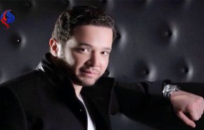 ممثّل مصري يرتدي زي 