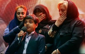 مراسم فروش پیراهن هادی نوروزی به نفع زلزله‌زدگان کرمانشاه
