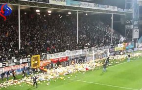 بالفيديو: تعطل مباراة لهذا السبب !!
