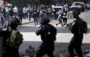 تعرض نظاميان صهيونيست به یک خبرنگار زن هنگام پوشش خبري اعتراضات فلسطينيان 
