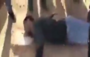 لحظه اصابت گلوله اشغالگران صهيونيست به جوان فلسطینی در غزه + فیلم