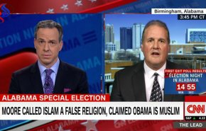 بالفيديو.. مذيع CNN يحرج مسؤولا أمريكيا يرفض وجود مسلمين بالكونغرس