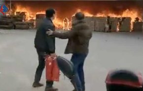 شاهد.. صيني يضحي بحياته وسط النار لينقذ هاتفه الجوال!