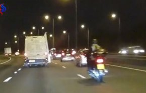 شاهد.. قائد دراجة بخارية يطير في الهواء اثر حادث تصادم مرعب 
