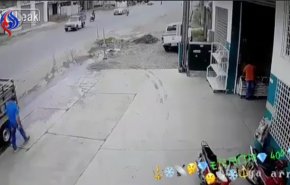بالفيديو.. بسبب تهوره دفع حياته ثمنا!