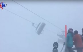 بالفيديو... عواصف ثلجية تحتجز سياح داخل تلفريك