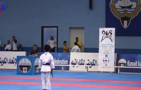 صادم ..شاهد كويتي يضرب طفل مقيم بسبب فوزه على نجله!!