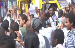 شاهد.. استمرار الاستياء الشعبي بالسودان ازاء الغلاء الذي يفتك بالفقراء