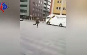 شاهد كيف تتلاعب رياح عنيفة بشخصين في هولندا بطريقة مروعة!!
