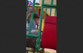 شاهد ردة فعل طفل يلهو عند سماعه الأذان