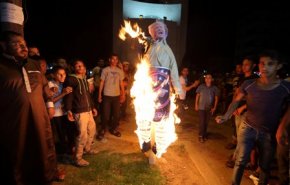 ادامه تظاهرات ضد آمریکایی فلسطینیان/ تظاهرات‎کنندگان آدمک ترامپ و پنس را آتش زدند