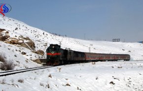 قطارها در برف گیر کردند + عکس