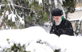 تصویری از رهبر انقلاب در برف امروز تهران + عکس