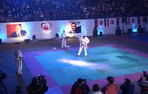 بالفيديو: مدينة الأسد باللاذقية تحتفي بعروض قتالية روسية!