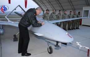 أردوغان بزي طيار في قاعدة طائرات مسيرة بولاية باطمان
