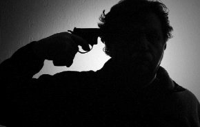 أطلق النار على رأسه بعد ضياع ورقة فوزه باليانصيب!
