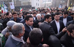 رییس جمهور به جمع راهپیمایان پیوست