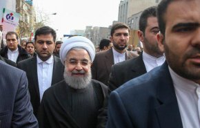روحانی به جمع شرکت کنندگان در راهپیمایی 22 بهمن پیوست