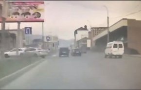 شاهد: انهدام سيارة وسط الشارع بسبب لوحة اعلانات!
