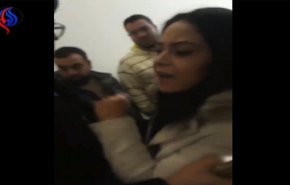 شاهد: تونسية تقتحم البرلمان وتمطر رئيس كتلة الحزب الحاكم بوابل من الشتائم