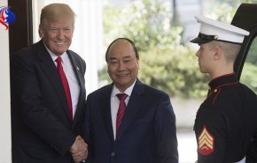قبل زيارة حاملة طائرات أمريكية.. اتصال هاتفي بين ترامب ورئيس فيتنام