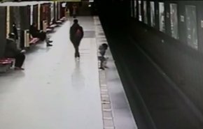 شاهد.. شجاعة مراهق تنقذ طفلا من الموت!