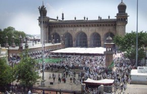 روحانی در نماز جمعه حیدرآباد / استقبال گرم نمازگزاران از حضور رئیس جمهوری ایران