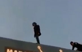 بالفيديو.. حارس أمن يلقن شابا درسا قاسيا لمحاولته الانتحار!