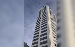 فيديو ليس لاصحاب القلوب الضعيفة..شاهد مصير هذا المجازف!! 