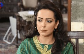 قذائف المسلحين تقصف منزل أمل عرفة... وهذا ما جرى لها!