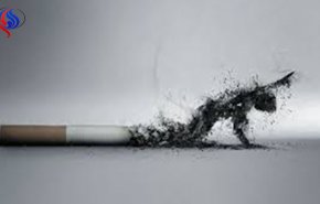 شاب يدخن سيجارة بطريقة غريبة (فيديو)