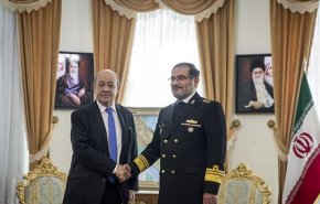 شمخانی در قامت یک ژنرال به استقبال لودریان رفت