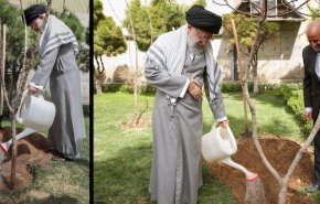 رهبر انقلاب امسال چه درختانی کاشتند؟