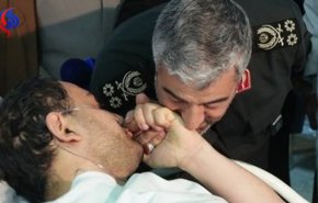 بوسه فرمانده سپاه بر دست بسیجی که در ماجرای غائله خیابان پاسداران جانباز شد + عکس