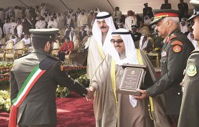 شاهد ماحدث أثناء مرور موكب أمير الكويت في عرض عسكري!!