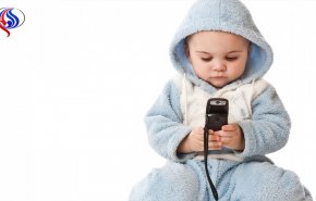 شاهد.. رد طريف لطفل رضيع يتلصص على موبايل والده 