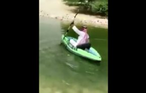 مشهد طريف: الدهر دار وجهه على المدير!