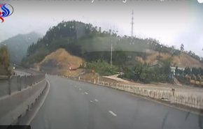 بالفيديو، لحظات مروعة لهروب رضيع من أمه وقطع طريق سريع زحفا