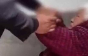 شاهد..يضرب أمه العجوز التسعينية بوحشية والسبب صادم... 