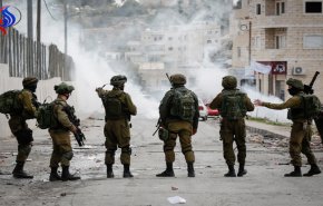 إعتقال شاب فلسطيني وتسليم آخر بلاغاً بجنوب الضفة الغربية