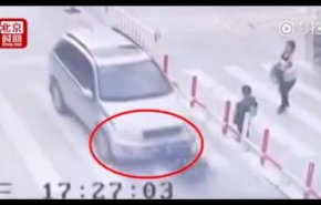 بالفيديو... أم تنشغل بهاتفها وتترك طفلها يتعرض لحادث مروع 