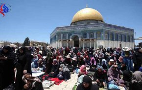 عشرات الآلاف يتوجهون إلى الأقصى لتأدية صلاة الجمعة