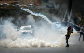 ابزار ابتدایی کودک فلسطینی در مقابل گاز‌های اشک‌آور صهیونیست‌ها + عکس
