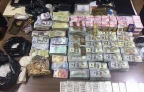 تركيا: ضبط مبالغ ضخمة وسبائك الذهب مع قيادي بالمجموعات الارهابية السورية؟!